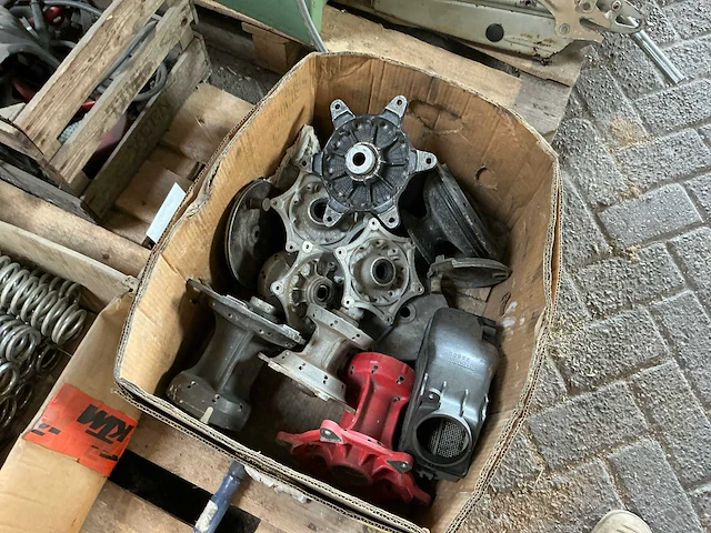 Motor onderdelen, naven, vering, startkabels, etc - afbeelding 3 van  8