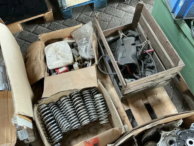 Motor onderdelen, naven, vering, startkabels, etc - afbeelding 4 van  8