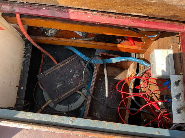 Motorboot inclusief stallingstrailer - afbeelding 34 van  62