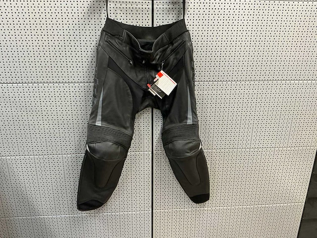 Motorbroek maat xl-l-s (4x) - afbeelding 1 van  5