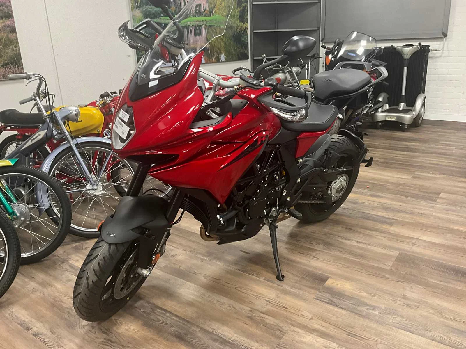 Motoren, motorkleding, brommers en auto’s
