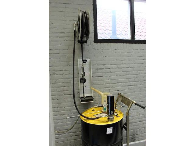 Motorolievulsysteem bestaande uit hydraulische opvoerpomp, vatenwagen, katrol, doseerhendel met digitale af... - afbeelding 1 van  4