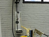 Motorolievulsysteem bestaande uit hydraulische opvoerpomp, vatenwagen, katrol, doseerhendel met digitale af... - afbeelding 1 van  4