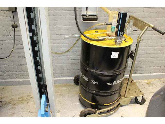 Motorolievulsysteem bestaande uit hydraulische opvoerpomp, vatenwagen, katrol, doseerhendel met digitale af... - afbeelding 2 van  4