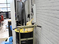 Motorolievulsysteem bestaande uit hydraulische opvoerpomp, vatenwagen, katrol, doseerhendel met digitale af... - afbeelding 3 van  4