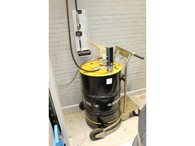 Motorolievulsysteem bestaande uit hydraulische opvoerpomp, vatenwagen, katrol, doseerhendel met digitale af... - afbeelding 4 van  4