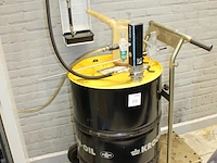 Motorolievulsysteem bestaande uit hydraulische opvoerpomp, vatenwagen, katrol, doseerhendel met digitale af... - afbeelding 4 van  4