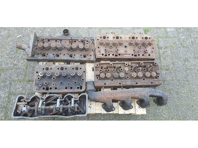 Motoronderdelen, o.a. perkins, cilinderkoppen - afbeelding 1 van  6