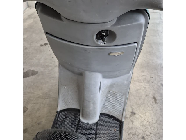Motorscooter piaggio, skr125, bouwjaar 1994 - afbeelding 9 van  23