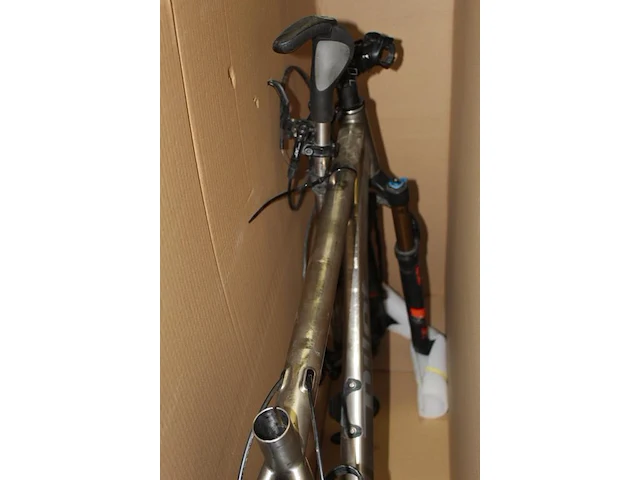 Mountainbike. nog af te bouwen. incompleet - afbeelding 4 van  5