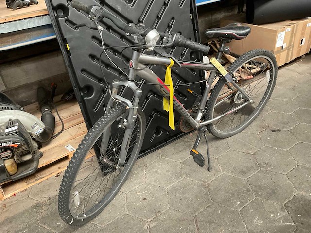 Mountainbike - afbeelding 1 van  4