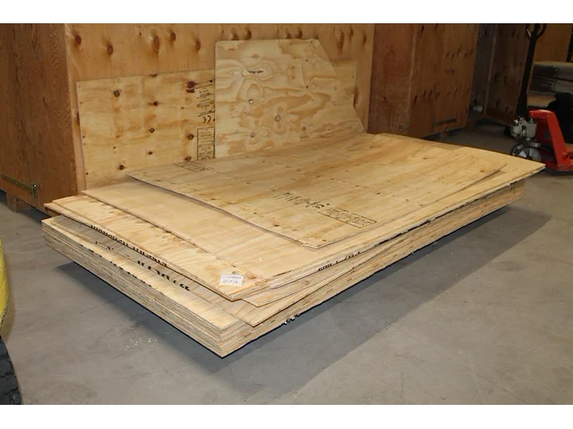 Multiplex platen op stapel. ruim 15 platen. - afbeelding 1 van  2
