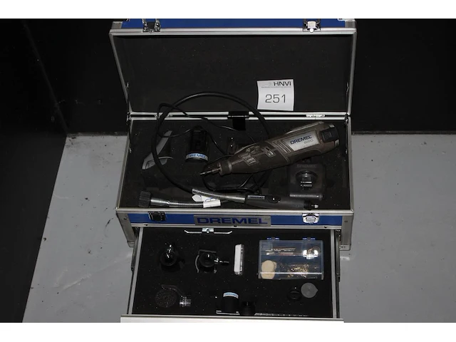 Multitool dremel 8220 met extra accu, acculader en diverse hulpmiddelen in metalen koffer. - afbeelding 1 van  3