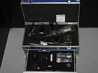 Multitool dremel 8220 met extra accu, acculader en diverse hulpmiddelen in metalen koffer. - afbeelding 1 van  3