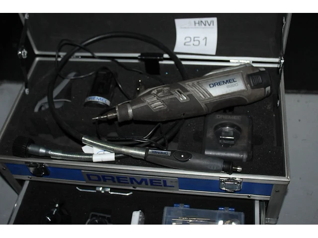 Multitool dremel 8220 met extra accu, acculader en diverse hulpmiddelen in metalen koffer. - afbeelding 2 van  3