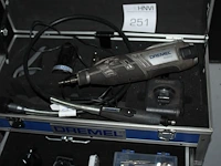 Multitool dremel 8220 met extra accu, acculader en diverse hulpmiddelen in metalen koffer. - afbeelding 2 van  3