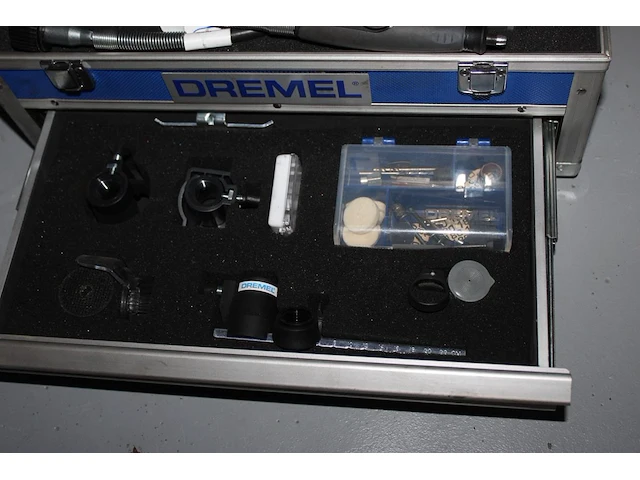 Multitool dremel 8220 met extra accu, acculader en diverse hulpmiddelen in metalen koffer. - afbeelding 3 van  3