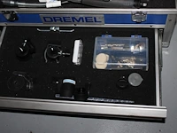 Multitool dremel 8220 met extra accu, acculader en diverse hulpmiddelen in metalen koffer. - afbeelding 3 van  3