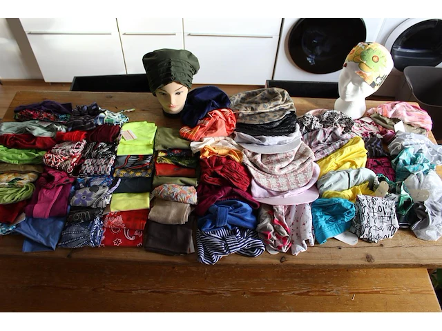 Mutsjes bandana's haarbanden enz. in twee decoratieve kisten ruim 70 stuks. - afbeelding 1 van  5
