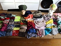 Mutsjes bandana's haarbanden enz. in twee decoratieve kisten ruim 70 stuks. - afbeelding 1 van  5