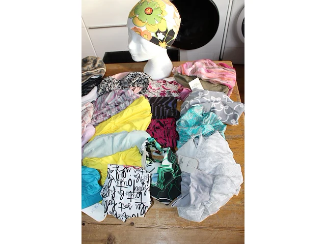 Mutsjes bandana's haarbanden enz. in twee decoratieve kisten ruim 70 stuks. - afbeelding 2 van  5