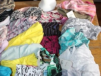 Mutsjes bandana's haarbanden enz. in twee decoratieve kisten ruim 70 stuks. - afbeelding 2 van  5
