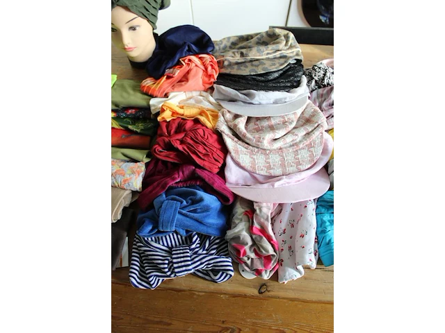 Mutsjes bandana's haarbanden enz. in twee decoratieve kisten ruim 70 stuks. - afbeelding 3 van  5