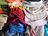 Mutsjes bandana's haarbanden enz. in twee decoratieve kisten ruim 70 stuks. - afbeelding 3 van  5