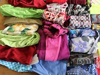 Mutsjes bandana's haarbanden enz. in twee decoratieve kisten ruim 70 stuks. - afbeelding 4 van  5
