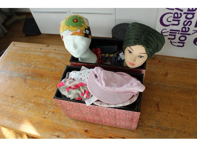 Mutsjes bandana's haarbanden enz. in twee decoratieve kisten ruim 70 stuks. - afbeelding 5 van  5