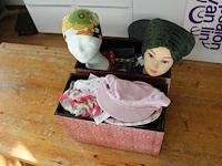 Mutsjes bandana's haarbanden enz. in twee decoratieve kisten ruim 70 stuks. - afbeelding 5 van  5