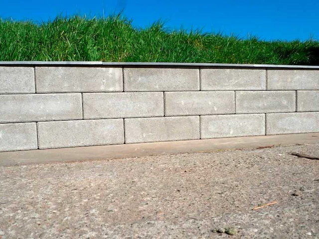 Muurblokken grijs inclusief afdektegels (ca. 256 stuks) - afbeelding 1 van  4