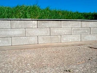 Muurblokken grijs inclusief afdektegels (ca. 256 stuks) - afbeelding 1 van  4