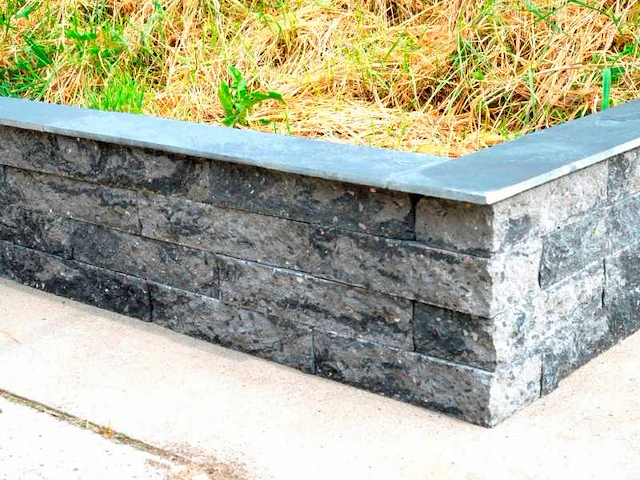 Muurblokken grijs/zwart inclusief afdektegels) 6x10x30cm 600 stuks - afbeelding 1 van  3
