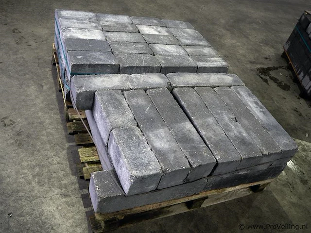 Muurblokken van beton - kleur antraciet - 15x15x60cm - 16 stuks en 42 stuks 15x15x30cm - afbeelding 2 van  2