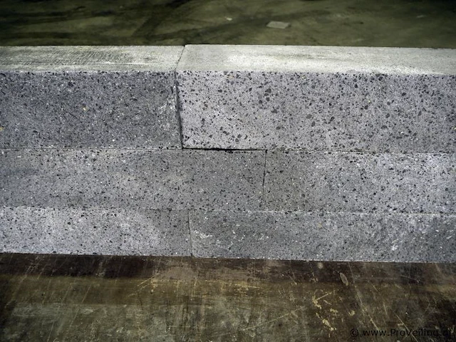 Muurblokken van beton - kleur grijs genuanceerd met zwarte accenten - 12x15x60cm - 137 stuks - afbeelding 1 van  3