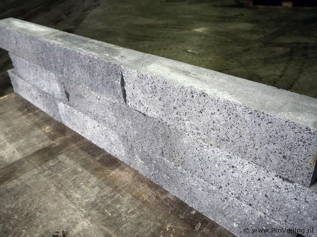 Muurblokken van beton - kleur grijs genuanceerd met zwarte accenten - 12x15x60cm - 137 stuks - afbeelding 2 van  3