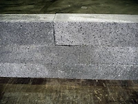 Muurblokken van beton - kleur grijs genuanceerd met zwarte accenten - 12x15x60cm - 48 stuks - afbeelding 1 van  3