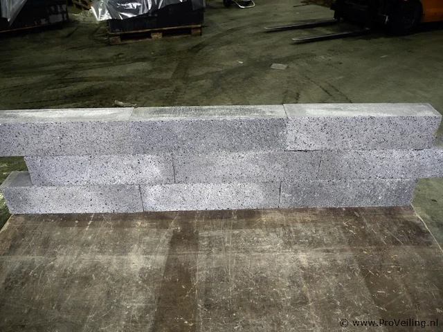 Muurblokken van beton - kleur grijs genuanceerd met zwarte accenten - 12x15x60cm - 74 stuks - afbeelding 3 van  3