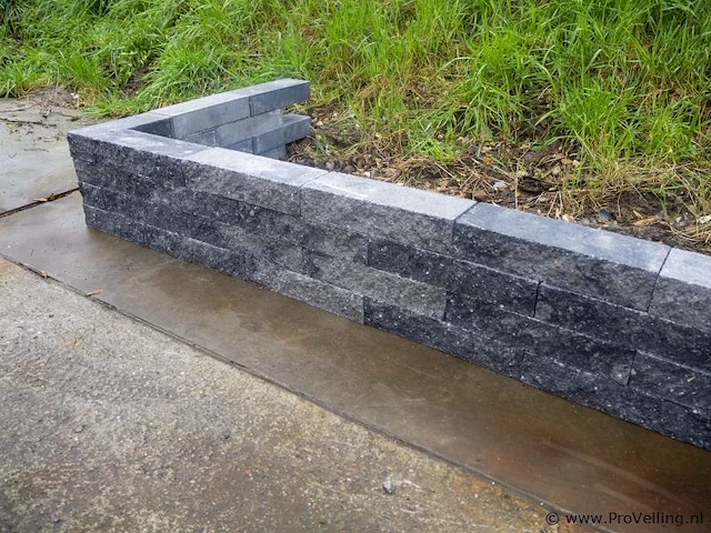 Muurblokken van beton - kleur grijs/zwart genuanceerd - 6x10x30cm - 450 stuks - afbeelding 2 van  3