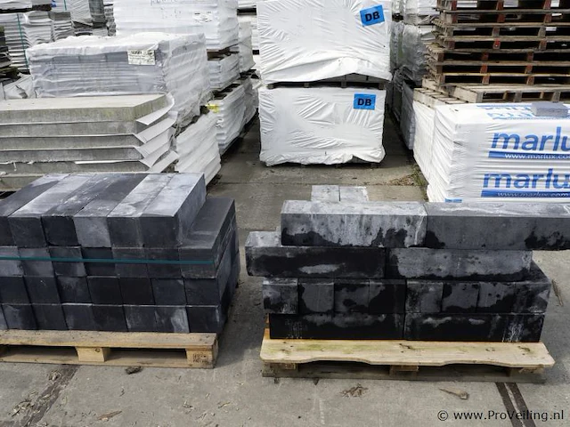Muurblokken van beton - kleur zwart - 15x15x60cm - 52 stuks - afbeelding 1 van  1