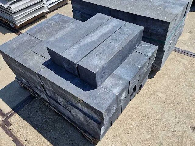 Muurblokken van beton (ca. 37m1) - afbeelding 1 van  2