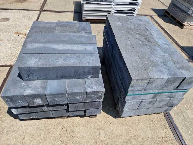 Muurblokken van beton (ca. 37m1) - afbeelding 2 van  2