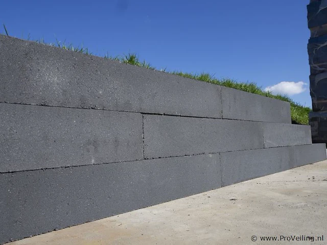 Muurblokken van beton voor de tuin - kleur zwart - 10x10x60cm - 192 stuks - afbeelding 1 van  3
