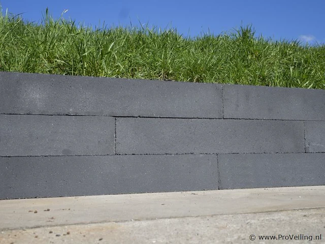 Muurblokken van beton voor de tuin - kleur zwart - 10x10x60cm - 192 stuks - afbeelding 2 van  3