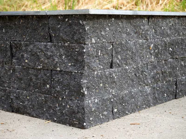 Muurblokken zwart inclusief afdektegels (ca. 600 stuks) - afbeelding 1 van  3