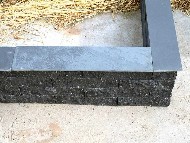 Muurblokken zwart inclusief afdektegels (ca. 600 stuks) - afbeelding 2 van  3
