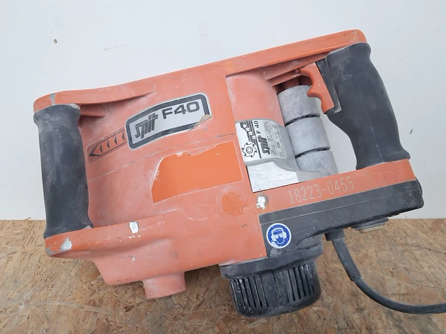 Muursleuvenfrees - 230v spit, f40, bouwjaar 2011 - afbeelding 1 van  5