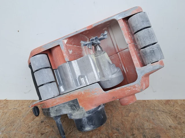 Muursleuvenfrees - 230v spit, f40, bouwjaar 2011 - afbeelding 2 van  5
