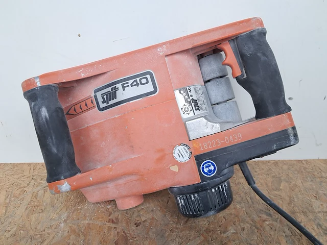 Muursleuvenfrees - 230v spit, f40, bouwjaar 2011 - afbeelding 1 van  5